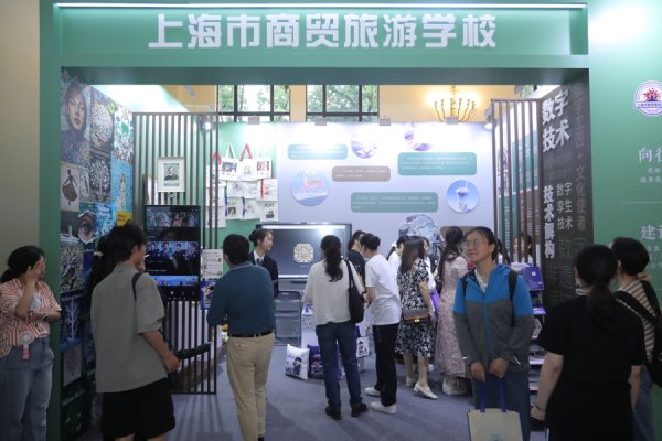 网上平台配资 第22届上海教育博览会上午开幕，让算法“读懂”少年心事